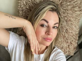  DanniaMoore chat room