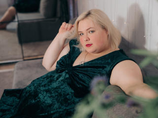  EllaBigBabe chat room