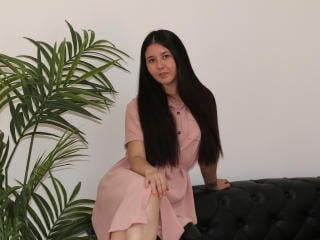  LizaHolmes chat room