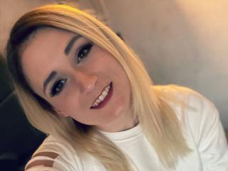  Melina-May chat room