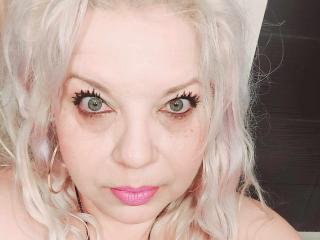  SoniaHotMilf chat room